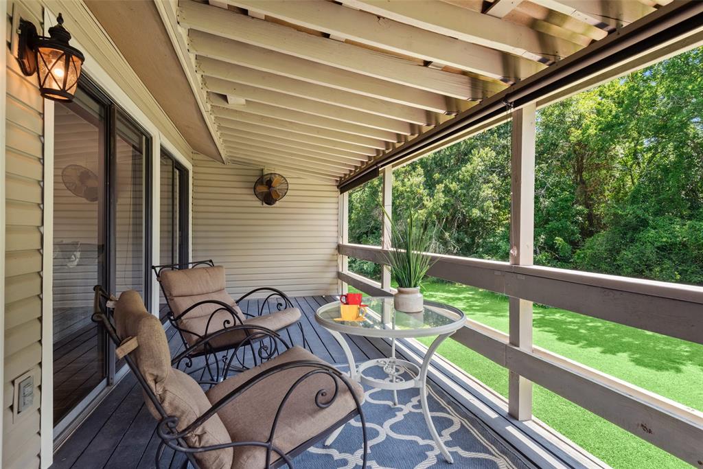 154 April Point Dr N