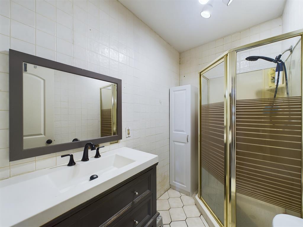 En-Suite Bath w/Stand-Alone Shower