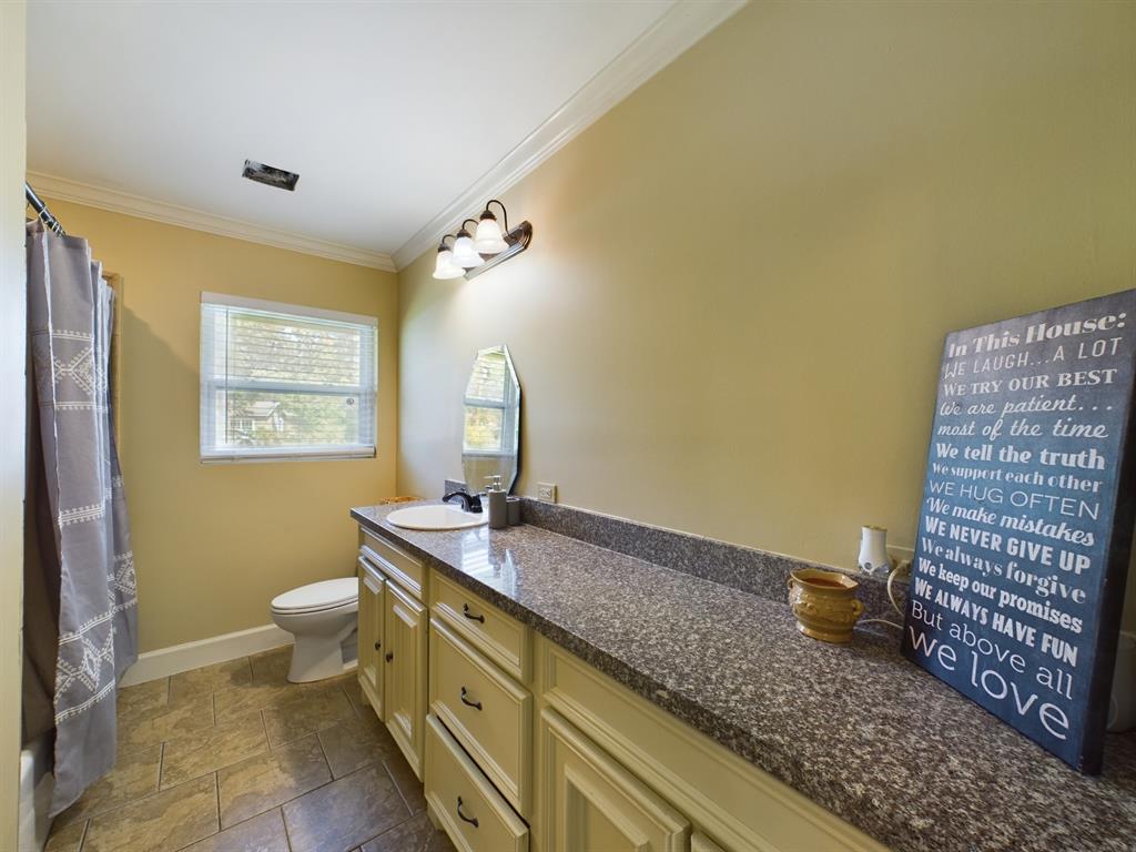 Common Bath w/Oversized Vanity