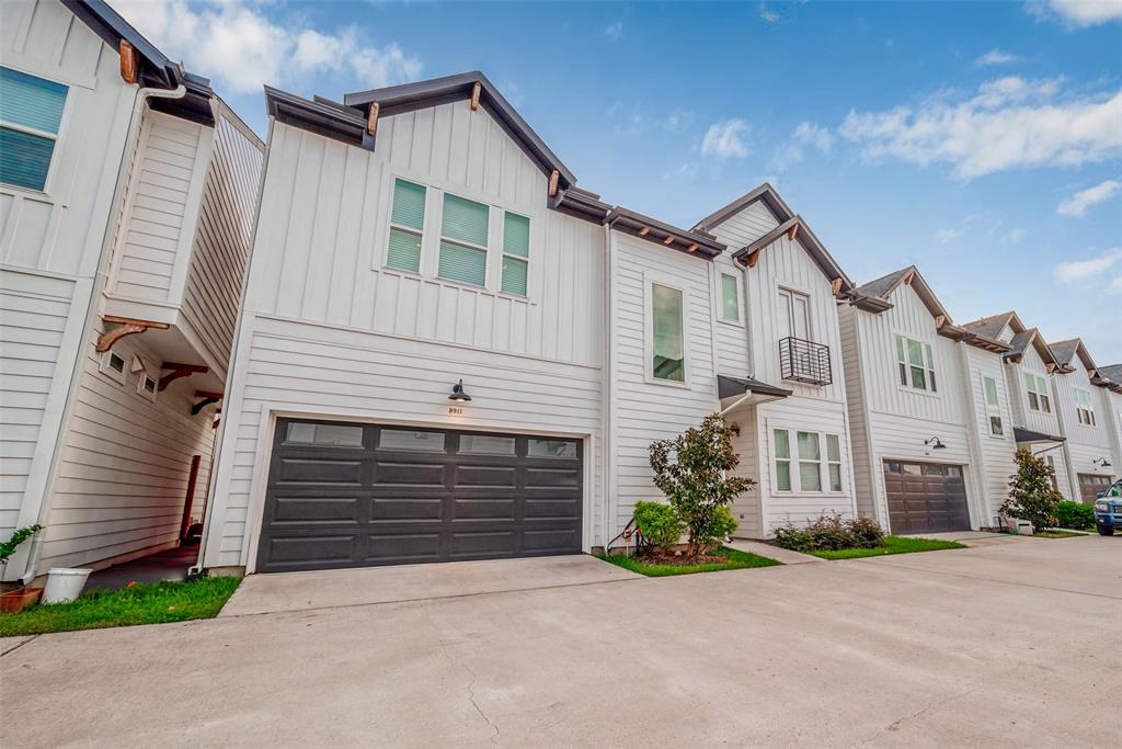 8911 Knoll Villas St