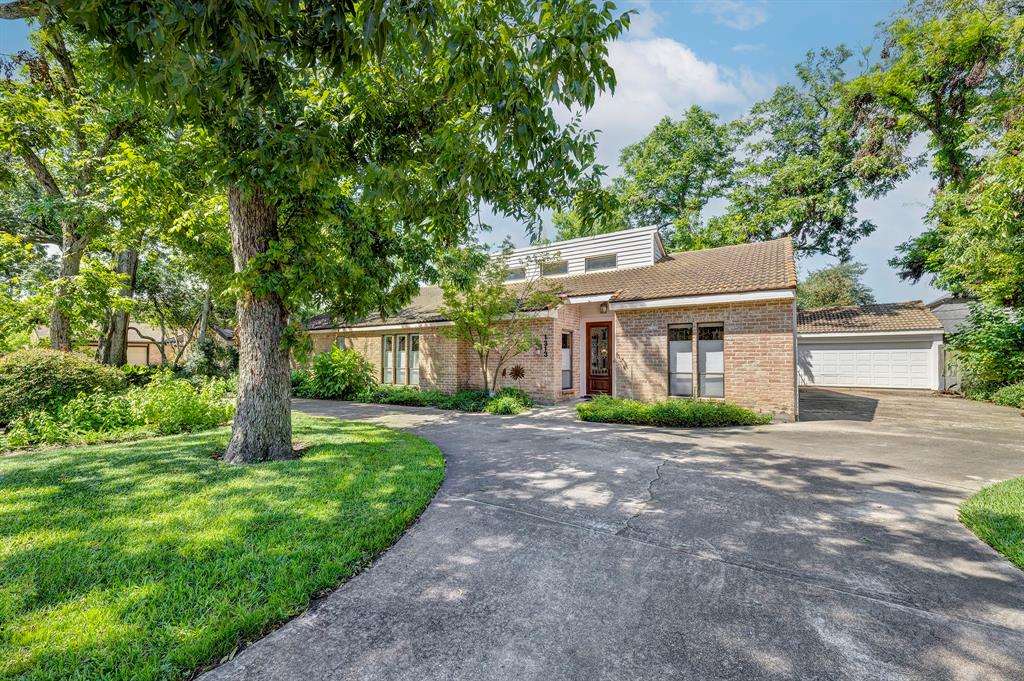 Impressive one story with high ceilings and a wall of windows that brings in abundant natural light. A Mahogany leaded glass door welcomes you at the entry with a brick accent wall waiting for your entry piece. A brick fireplace with gas connection goes up to the soaring vaulted ceiling in the main living area. Wood floors and wheat tile. Open floorplan with kitchen integrated into the family room. Granite counters and stainless appliances, double ovens. The end of the counter has a place for a bar stool. Walk-in pantry, butler's pantry. Breakfast room has a Tiffany-style light fixture and a view of backyard. Dining room has door to kitchen for easy access. Study plus 3 bedrooms. Recessed lights and ceiling fans. Sprinkler, alarm. Charming yard with a fountain attracts birds. Covered porch for those Zen moments with nature. Detached 2 car garage can be a party room too - make sure to see! Cul-de-sac, circular drive. Partial floored attic. Enjoy Spring Valley amenities.