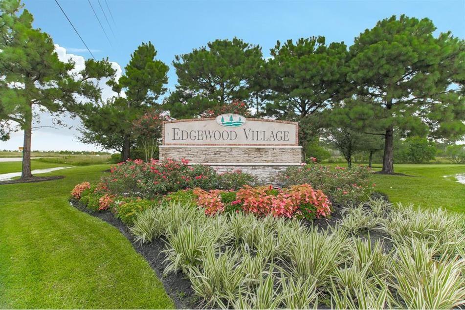 Edgewood Village -  Popular restaurants and shopping are moments away, amidst nature parks. With easy access to Hwy 90, Bush Intercontinental Airport, and Downtown Houston, convenience is at your fingertips. Lake life enthusiasts, this community is a short distance to outdoor water adventures such as Lake Houston and Deussen park.