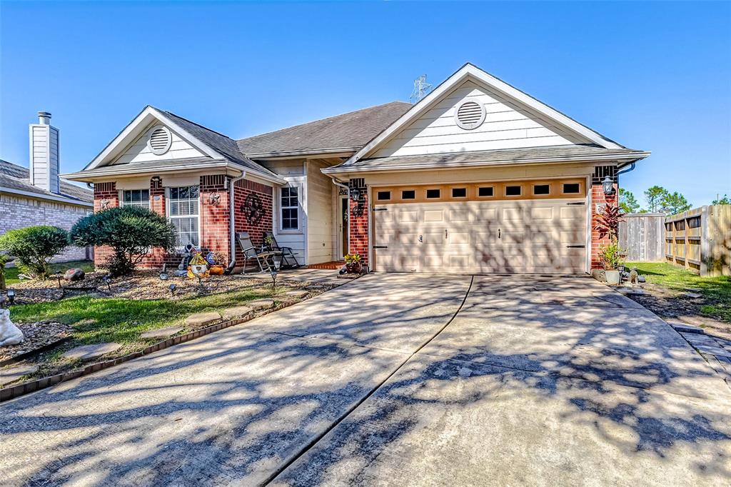 This CHARMING 1-story home features 4 spacious bedrooms and 2 full bathrooms, offering both comfort and convenience. The kitchen opens seamlessly into the family room and dining area, creating an ideal space for family gatherings and entertaining. The home is situated in the picturesque Riverstone Ranch neighborhood, this home boasts a large backyard, perfect for outdoor activities and relaxation.  Close to Highway 45, Beltway 8 and minutes from Pearland Parkway.   Zoned to great schools.   THIS ONE WON'T LAST!!! 

Please note dimension are approximate.