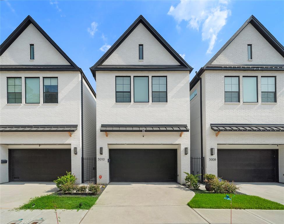 Look no further than the newest construction in Cottage Grove bought to you by Aspen Grey Homes. Open concept living, high ceilings, recessed lighting, spacious living and dining area, a lot of natural light with large windows throughout, wood floors and a backyard! The kitchen features an oversized quartz island, Bosch appliances, walk-in pantry, soft close drawers, & under cabinet lighting. All bedrooms are upstairs. The primary suite is highlight by cathedral ceilings, large dual walk-in closets with custom built-ins, double sinks, soaking tub, and a large shower with seating. A study on the 2nd floor can serve as a 4th bedroom. Two car garage and your own private driveway. Easy access to I-10 & 610 and just minutes from The Heights, Downtown, Memorial Park, and The Galleria. Don't miss the opportunity to call this HOME!