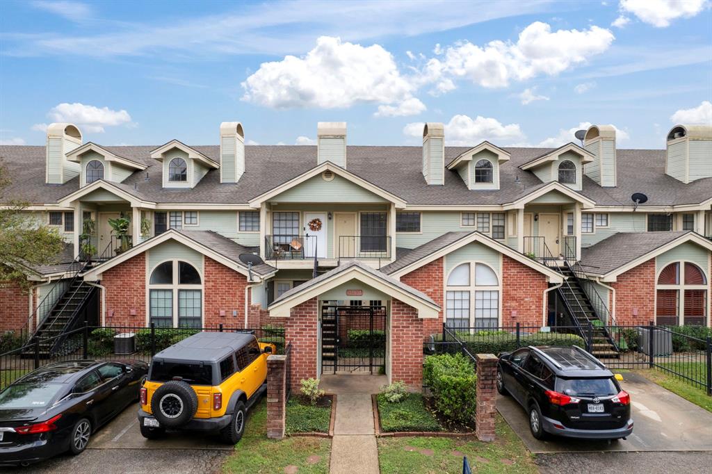 Welcome home to 4901 Floyd Street, Unit 11! This beautiful, Rice Military area condominium is in the middle of it all! Easy access to I-10, downtown, Washington Ave. and Memorial Park. Fresh remodels of the kitchen and primary bath are modern and bright. The open concept floorplan allows for easy entertaining. The primary bedroom is located on the first floor and features a large walk-in closet. The upstairs loft works well as a second bedroom or office space. Let's make this one yours!