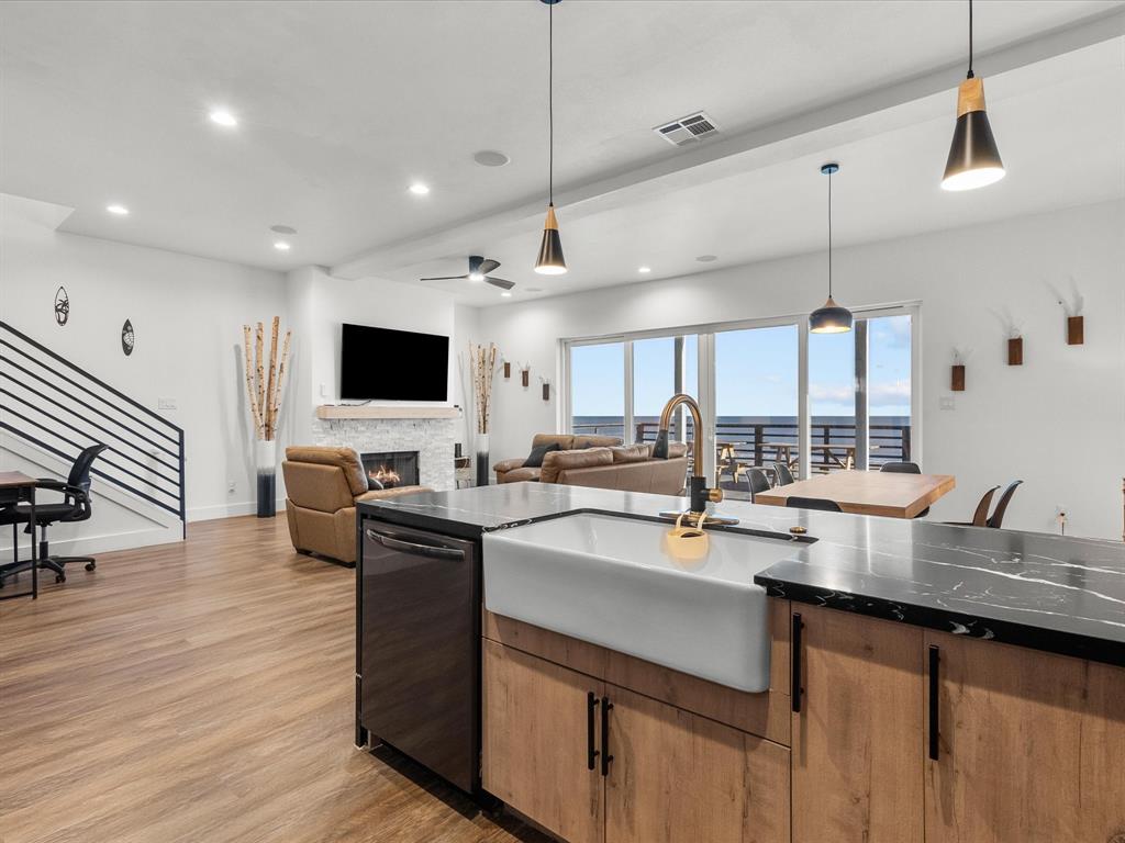 『TEN BEACH L』 10602 Blue Water Highway Freeport, Texas, United States