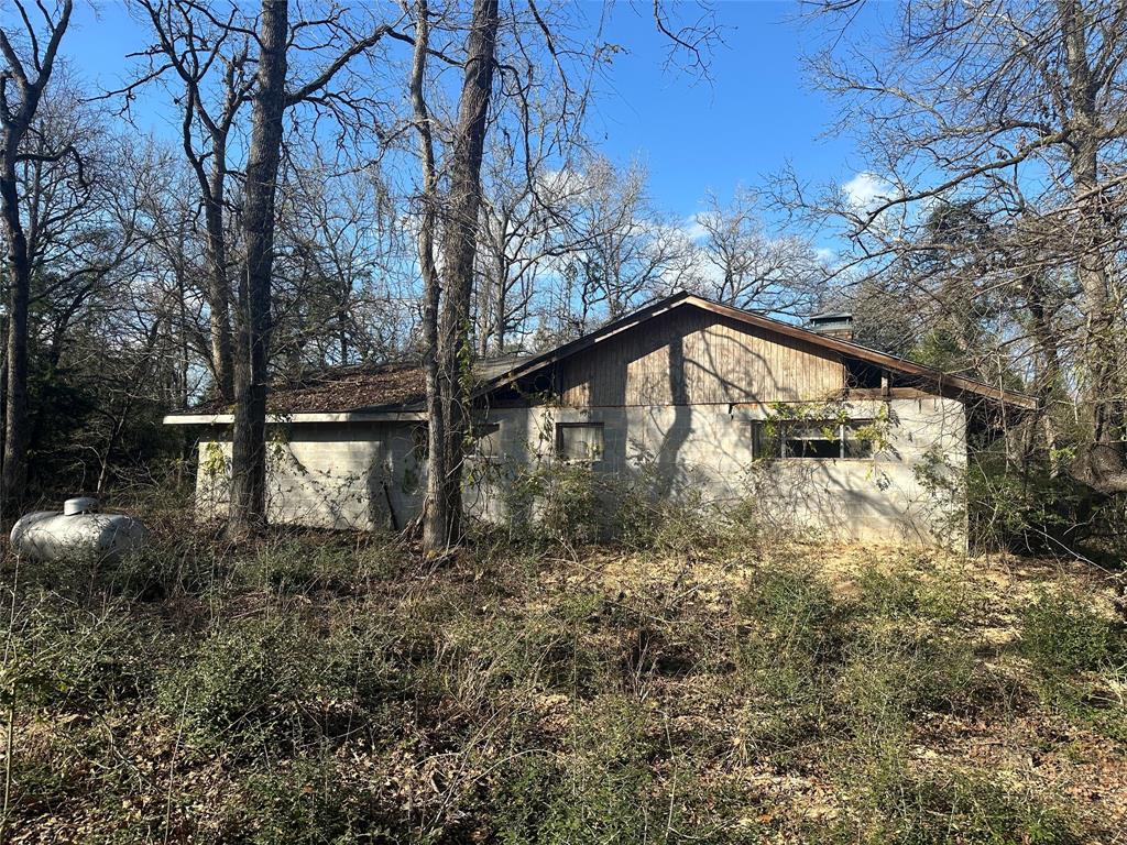 Buffalo TX - 4 BED 2.5 BATH on 9+/-AC - Unique cinderblock home on concrete slab with a big shop. This home needs some remodeling and general maintenance, but with a little work, it could be brought back to life and make a great sturdy home. 
The property is mostly wooded with big harwoods with deer and other wildlife pleantiful in the area as it surrounded bi large property owners.
Great fixer upper place out in the country.