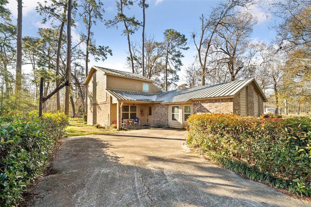 2.6366 +/- Acres per new survey. Boarding Kennel with home, garage & swimming pool,chicken house. Has been operated as Campbell Farms Boarding Kennel for many years. Home has a 5 year old metal roof and three driveway entrances on Smith Road.
Seller will put up a farm fence to divide the property on the right side.