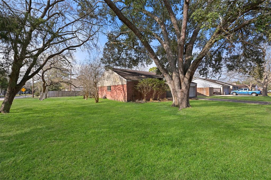 302 Colonial Dr  
