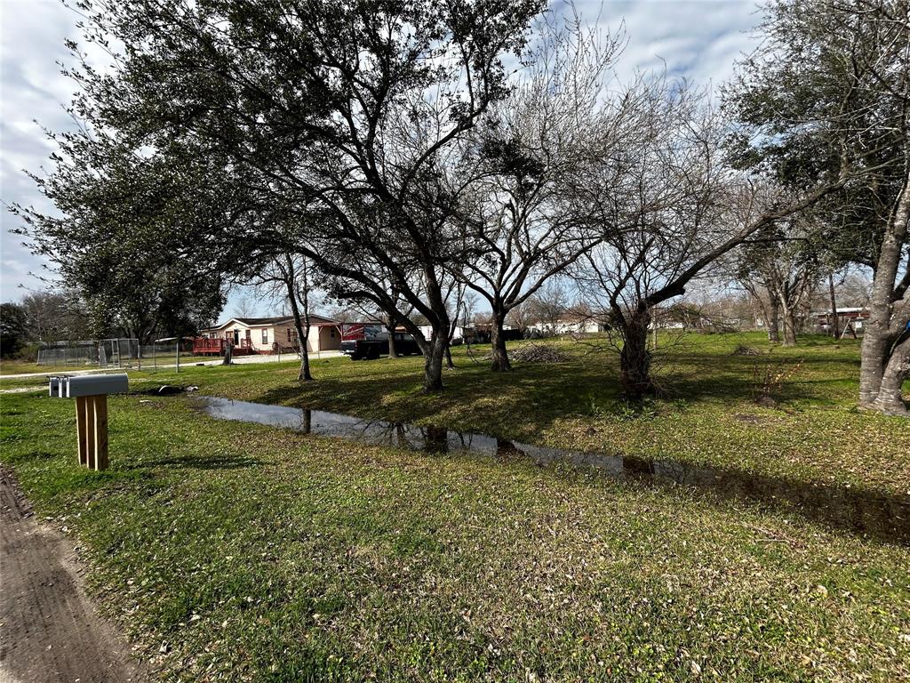 "Half-acre lot for sale in the highly desirable Mont Belvieu School District, located in a well-loved community in Baytown, TX. This prime property offers a fantastic opportunity for families seeking access to top-rated schools. Don't miss out on this exceptional location!"