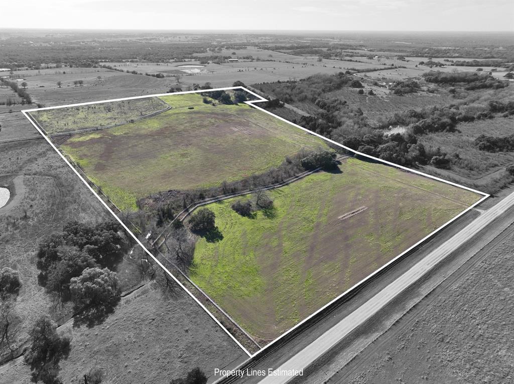 Looking for a special piece of land in the country? This amazing piece of Texas has views, oak trees and pastures.

It's in a great location, between Houston and Austin, not to mention close to such fun small towns, like La Grange, Brenham and Round Top.