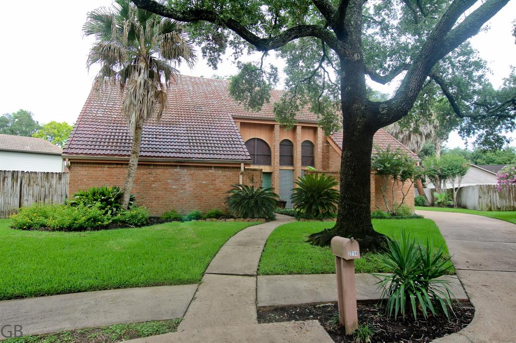 2714 Sugarwood Drive Sugar Land, Texas Welcome to this home located in the heart of Sugar Land. This 3100 sqft 4 Bed 3.5 bath home is tucked away in a quiet cul-de-sac: a pie-shaped 13,485 sqft lot offers a smaller front yard with an expansive rear yard. Detached 2 garage with long driveway and potential for added storage at right side of garage. Added bonus is a recently installed 22kw Generac Whole-House automatic natural gas backup GENERATOR. Enter the home via the quaint front courtyard thru double entry doors. Once inside, the Contemporary with warm Southwestern flare lures you further into the expansive Living room, open to the Dining, Kitchen and Breakfast rooms. Walk-in Pantry offers ample storage with adjacent utility room. Primary Bedroom on first floor, large bathroom area. Upstairs is a home by itself. Large Gameroom with 2nd fireplace and wet bar area. 2ndary bedroom w/ensuite bath, two other bedrooms at opposite end with full bath. Ideal mobility for shopping and commuting.