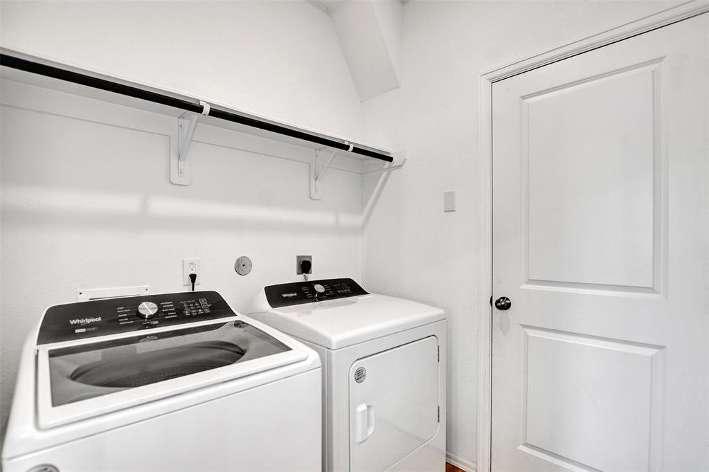 Utility room between the kitchen and the garage