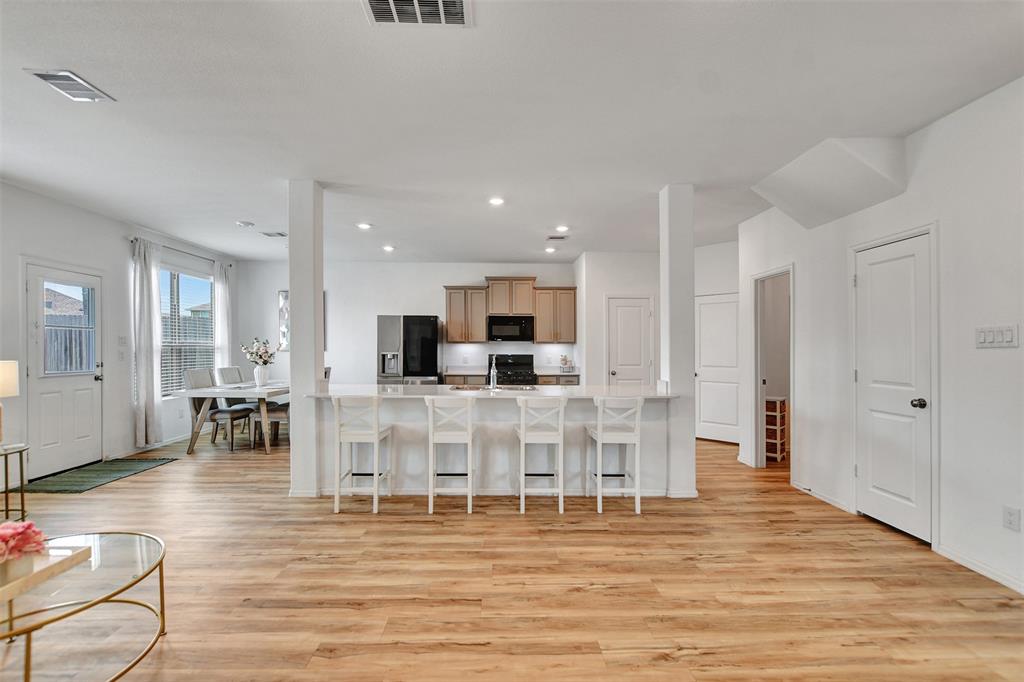 Huge island with breakfast bar