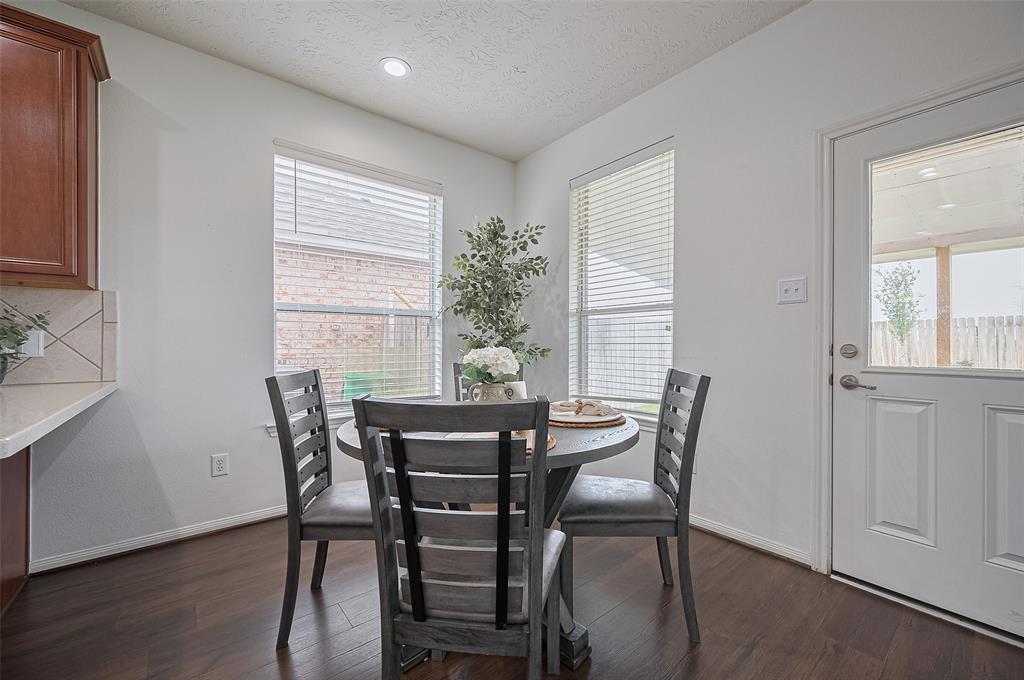 Cozy and functional, this charming breakfast nook sits just off the kitchen—perfect for casual meals, coffee mornings, or homework sessions. With space for a smaller dining set, it offers a relaxed and intimate atmosphere enhanced by natural light and easy access to the heart of the home.