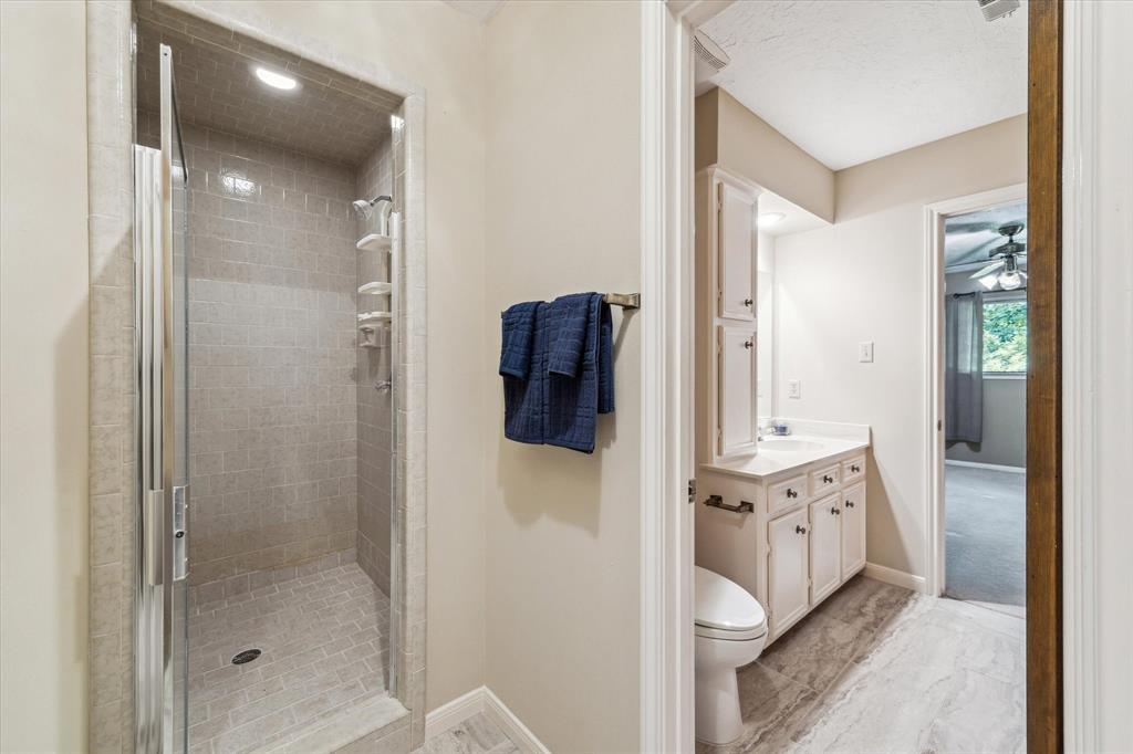 Jack and Jill bath with a nice walk-in shower.12190 Willowridge Cir