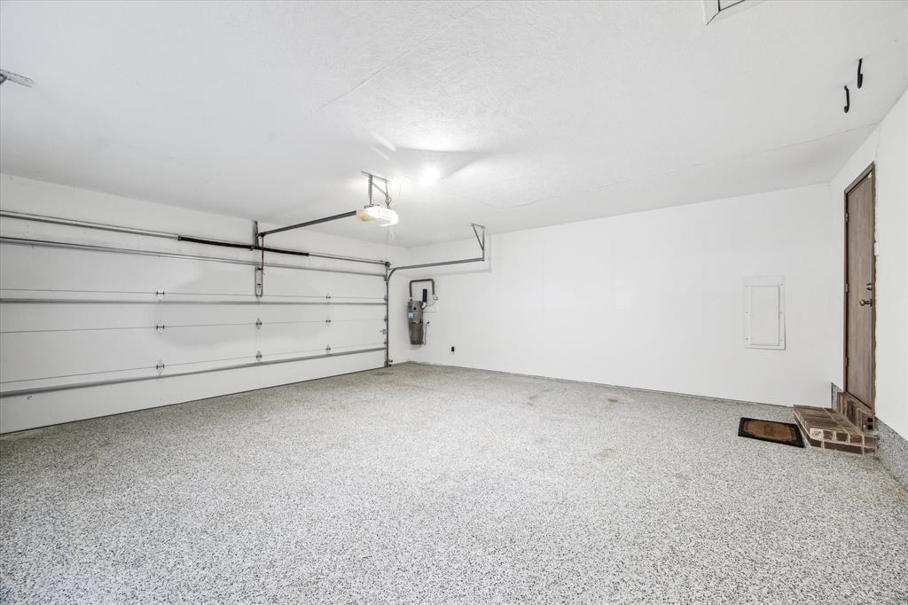 Garage showing off the appoxy and the whole house vacuum system! Huge plus!12190 Willowridge Cir