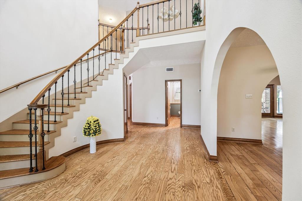 Picture perfect staircase showing the elegance of the entry. 12190 Willowridge Cir
