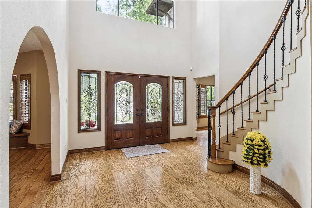 Pic of the home looking back to the double doors. Gorgeous archways are a great feature too. 12190 Willowridge Cir