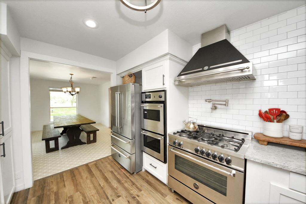 Outfitted with Bertazzoni appliances—including gas range, pot filler, hood, dishwasher, and fridge that stays—plus three ovens for ultimate cooking versatility.