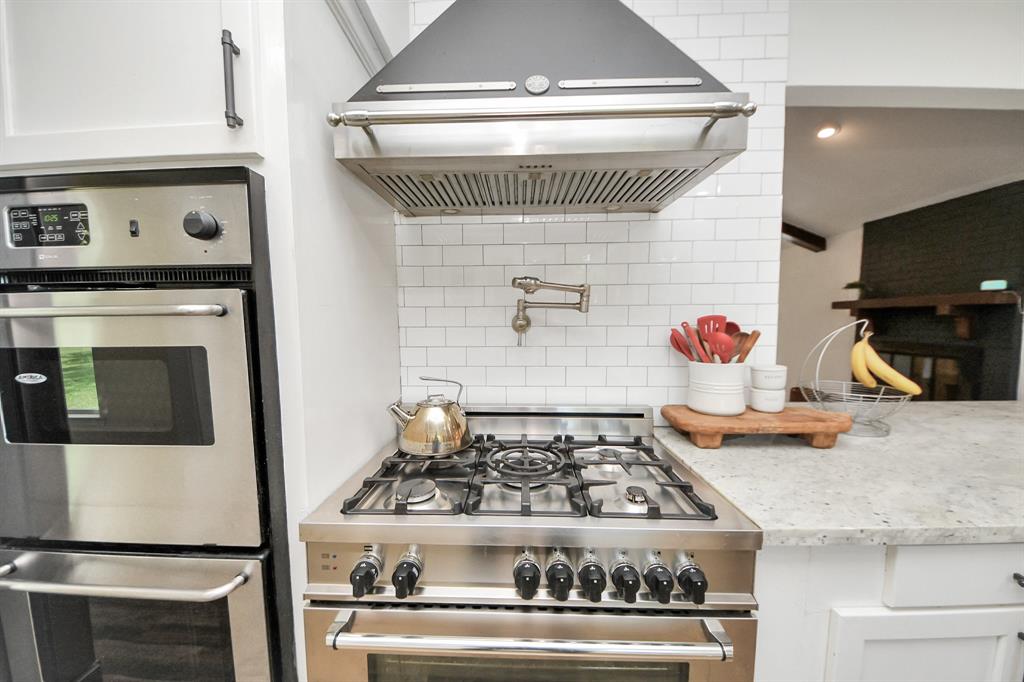 With a 5-burner gas range, large oven, two electric wall ovens, and a convenient pot filler—this kitchen is built for holiday feasts, Sunday brunches, and everything in between.