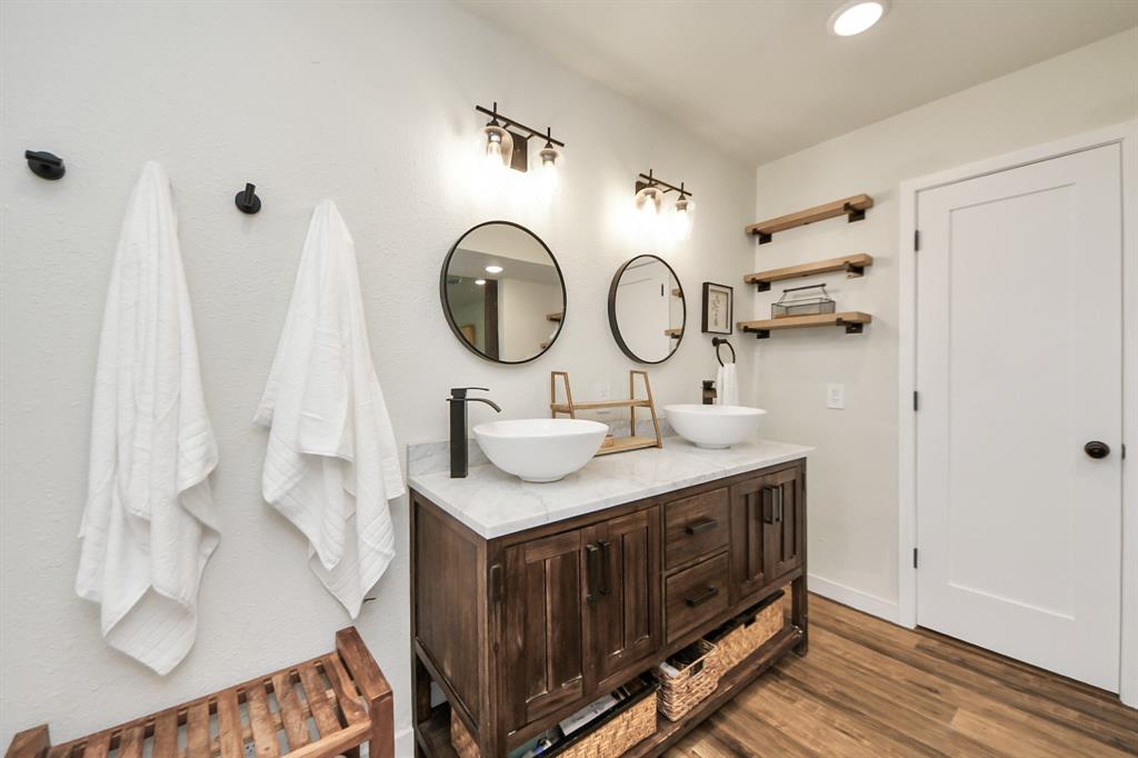 This bathroom blends rustic charm with modern elegance—farmhouse-inspired finishes create a warm, inviting feel.